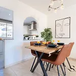 Coastal 2br Apartment, Parking, Pool Appartamento *
