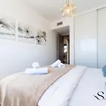 Coastal 2br Apartment, Parking, Pool *