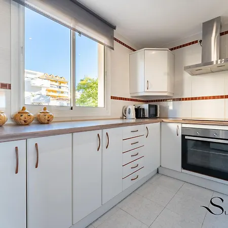 Coastal 2br Apartment, Parking, Pool