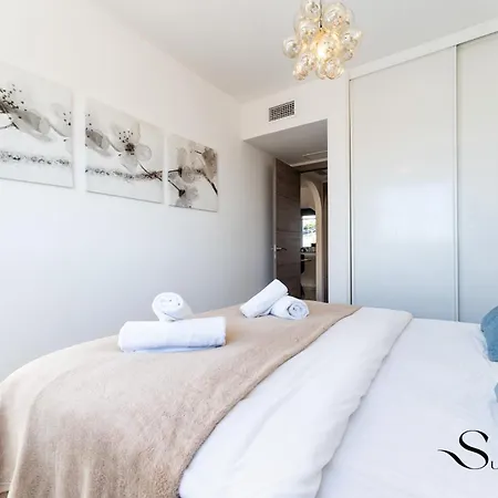 Coastal 2br Apartment, Parking, Pool *